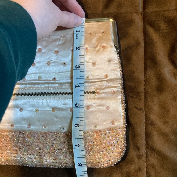 Gorgeous vintage looking beaded and sequined clutch. Pretty iridescent looking - Picture 10 of 11